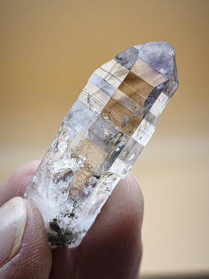 Klarer Amethyst Rohkristall – Erongo Namibia – Sammlerstufe Roh Kristall Spitze Point Sammler Stufe lang Rarität Edelstein Deko Heilstein - Art of Nature Berlin