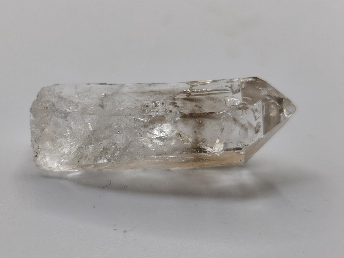 Klarer Amethyst Rohkristall – Erongo Namibia – Sammlerstufe Roh Kristall Spitze Point Sammler Stufe lang Rarität Edelstein Deko Heilstein - Art of Nature Berlin