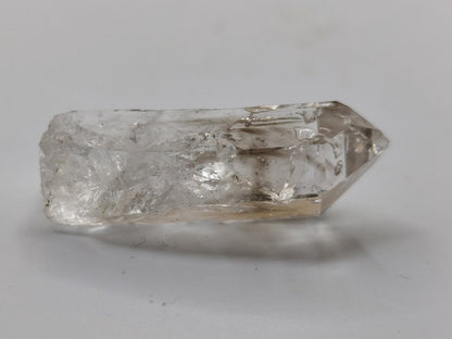 Klarer Amethyst Rohkristall – Erongo Namibia – Sammlerstufe Roh Kristall Spitze Point Sammler Stufe lang Rarität Edelstein Deko Heilstein - Art of Nature Berlin