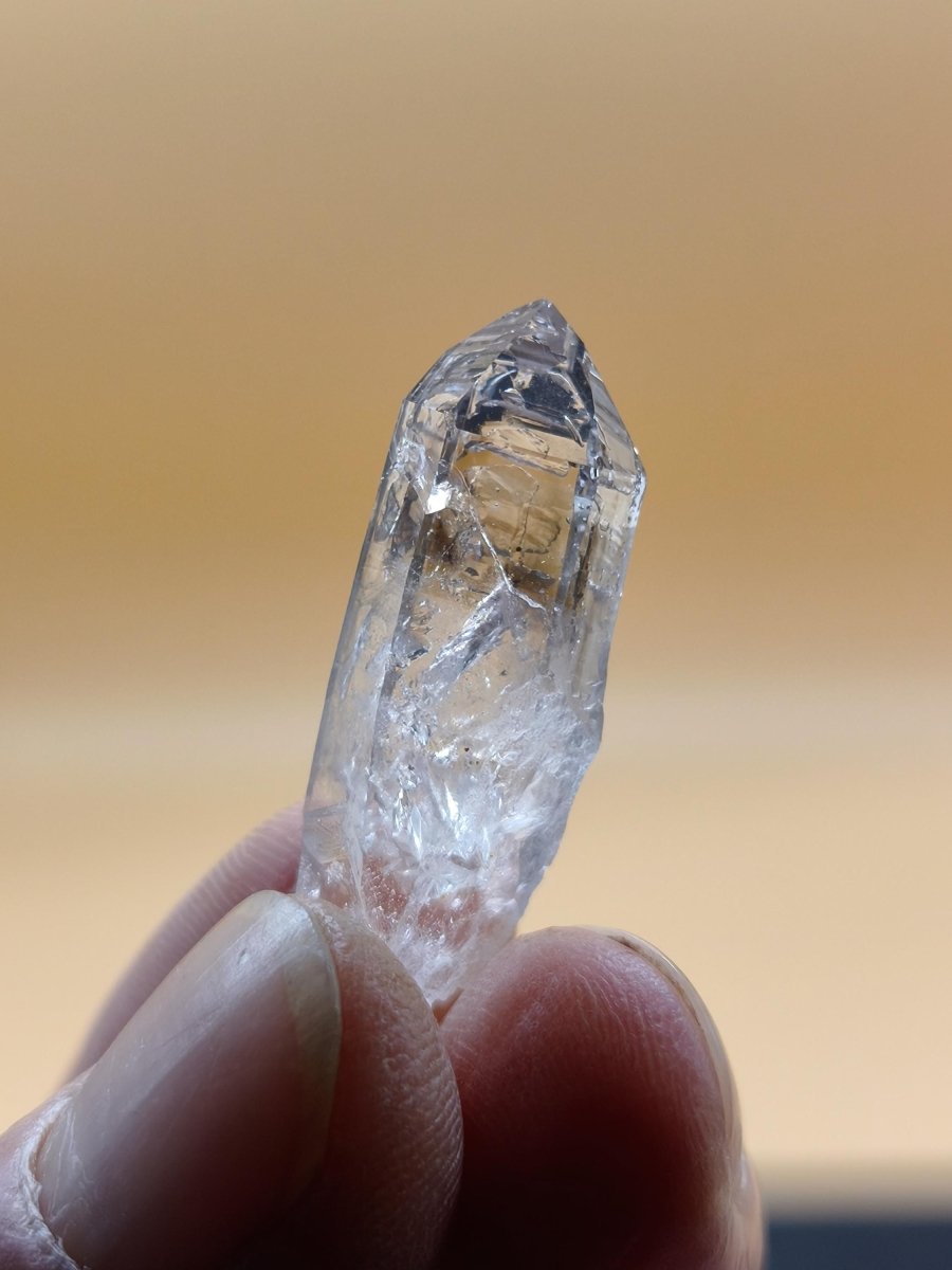 Klarer Amethyst Rohkristall – Erongo Namibia – Sammlerstufe Roh Kristall Spitze Point Sammler Stufe lang Rarität Edelstein Deko Heilstein - Art of Nature Berlin