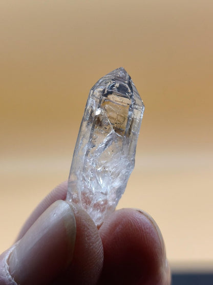 Klarer Amethyst Rohkristall – Erongo Namibia – Sammlerstufe Roh Kristall Spitze Point Sammler Stufe lang Rarität Edelstein Deko Heilstein - Art of Nature Berlin