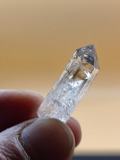 Klarer Amethyst Rohkristall – Erongo Namibia – Sammlerstufe Roh Kristall Spitze Point Sammler Stufe lang Rarität Edelstein Deko Heilstein - Art of Nature Berlin