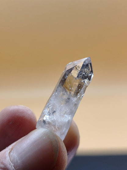 Klarer Amethyst Rohkristall – Erongo Namibia – Sammlerstufe Roh Kristall Spitze Point Sammler Stufe lang Rarität Edelstein Deko Heilstein - Art of Nature Berlin