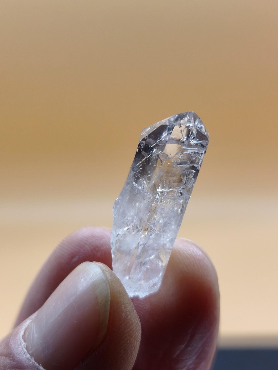 Klarer Amethyst Rohkristall – Erongo Namibia – Sammlerstufe Roh Kristall Spitze Point Sammler Stufe lang Rarität Edelstein Deko Heilstein - Art of Nature Berlin