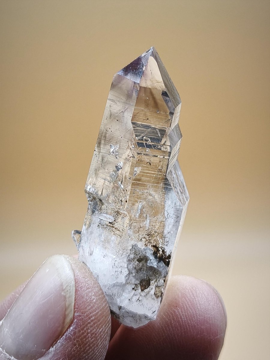 Klarer Amethyst Rohkristall – Erongo Namibia – Sammlerstufe Roh Kristall Spitze Point Sammler Stufe lang Rarität Edelstein Deko Heilstein - Art of Nature Berlin