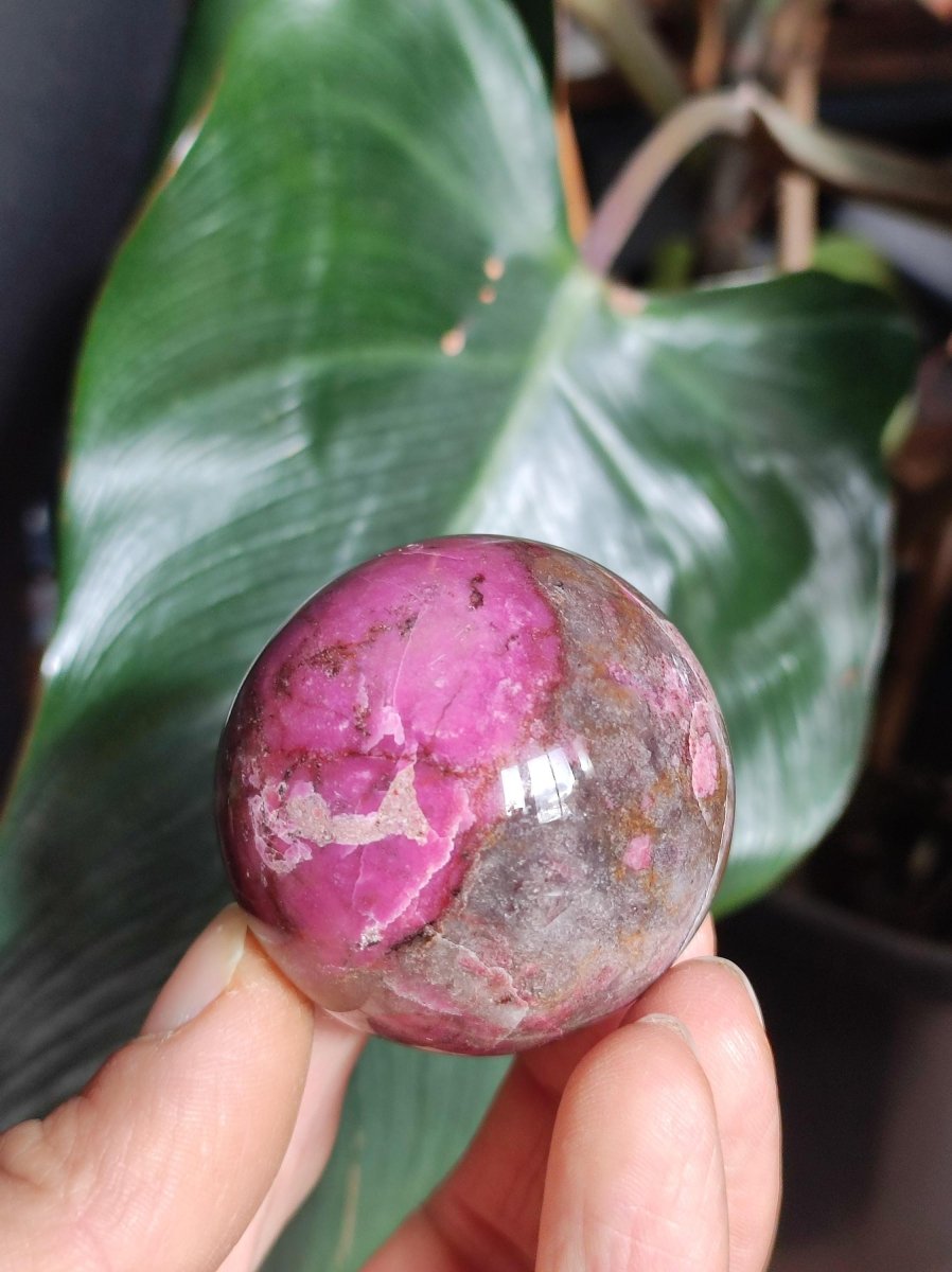 Kobalt Calcit Kugel *Rarität* rosa Pink Kristall Edelstein Deko Haus Sammler Geschenk Er Sie Mann Frau Freund Mineral Selten Heilstein - Art of Nature Berlin