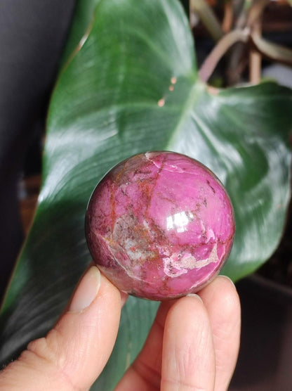 Kobalt Calcit Kugel *Rarität* rosa Pink Kristall Edelstein Deko Haus Sammler Geschenk Er Sie Mann Frau Freund Mineral Selten Heilstein - Art of Nature Berlin
