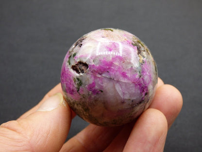 Kobalt Calcit Kugel *Rarität* rosa Pink Kristall Edelstein Deko Haus Sammler Geschenk Er Sie Mann Frau Freund Mineral Selten Heilstein - Art of Nature Berlin