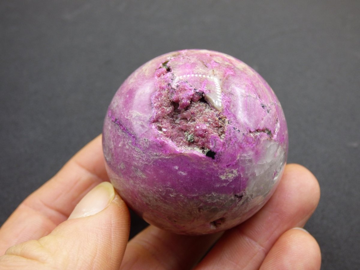 Kobalt Calcit Kugel *Rarität* rosa Pink Kristall Edelstein Deko Haus Sammler Geschenk Er Sie Mann Frau Freund Mineral Selten Heilstein - Art of Nature Berlin