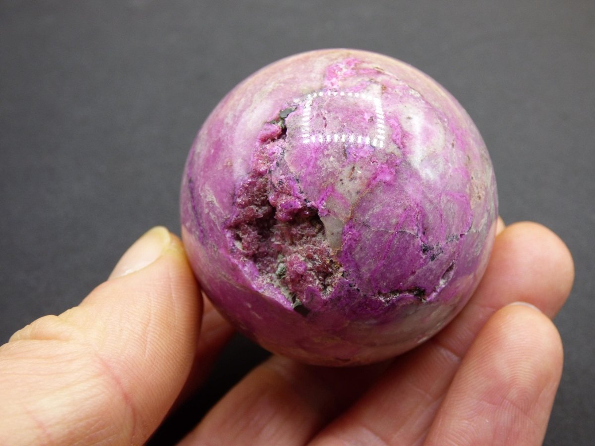 Kobalt Calcit Kugel *Rarität* rosa Pink Kristall Edelstein Deko Haus Sammler Geschenk Er Sie Mann Frau Freund Mineral Selten Heilstein - Art of Nature Berlin