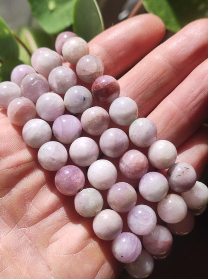 Kunzit 10mm Edelstein Perlen Stretch Armband rosa Natur Heilstein Kristall Rarität Selten Geschenk Mann Frau Schwester Bruder Mutter Er Sie - Art of Nature Berlin