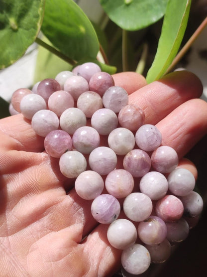 Kunzit 10mm Edelstein Perlen Stretch Armband rosa Natur Heilstein Kristall Rarität Selten Geschenk Mann Frau Schwester Bruder Mutter Er Sie - Art of Nature Berlin