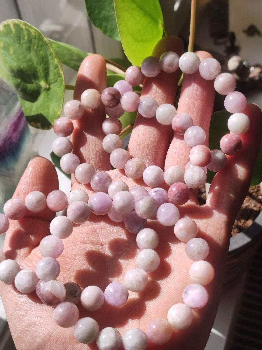 Kunzit 10mm Edelstein Perlen Stretch Armband rosa Natur Heilstein Kristall Rarität Selten Geschenk Mann Frau Schwester Bruder Mutter Er Sie - Art of Nature Berlin