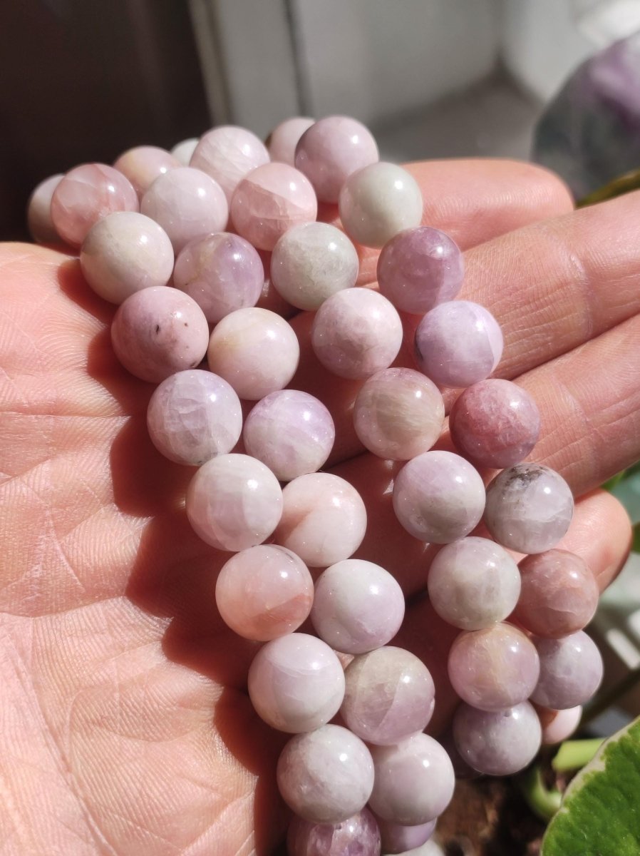 Kunzit 10mm Edelstein Perlen Stretch Armband rosa Natur Heilstein Kristall Rarität Selten Geschenk Mann Frau Schwester Bruder Mutter Er Sie - Art of Nature Berlin
