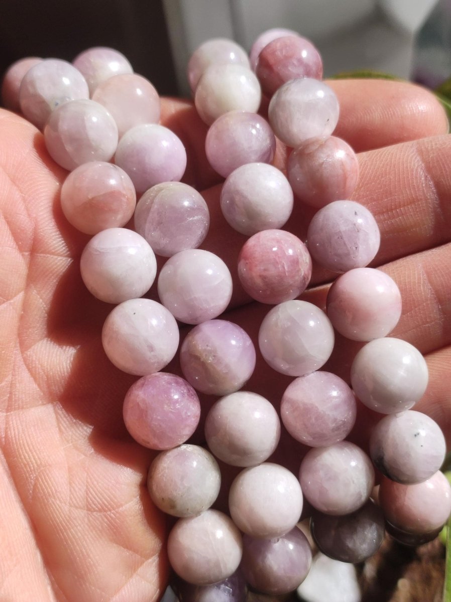 Kunzit 10mm Edelstein Perlen Stretch Armband rosa Natur Heilstein Kristall Rarität Selten Geschenk Mann Frau Schwester Bruder Mutter Er Sie - Art of Nature Berlin