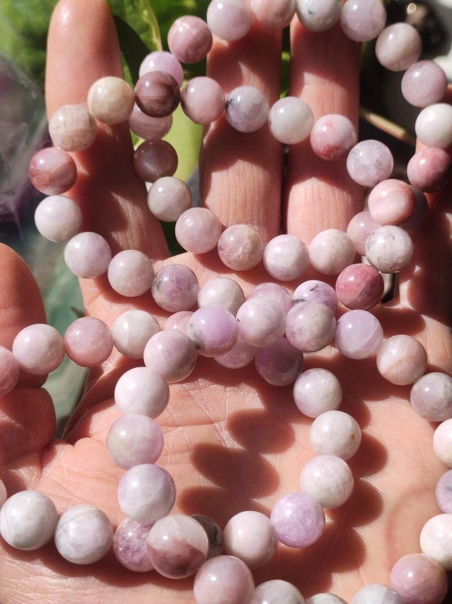 Kunzit 10mm Edelstein Perlen Stretch Armband rosa Natur Heilstein Kristall Rarität Selten Geschenk Mann Frau Schwester Bruder Mutter Er Sie - Art of Nature Berlin