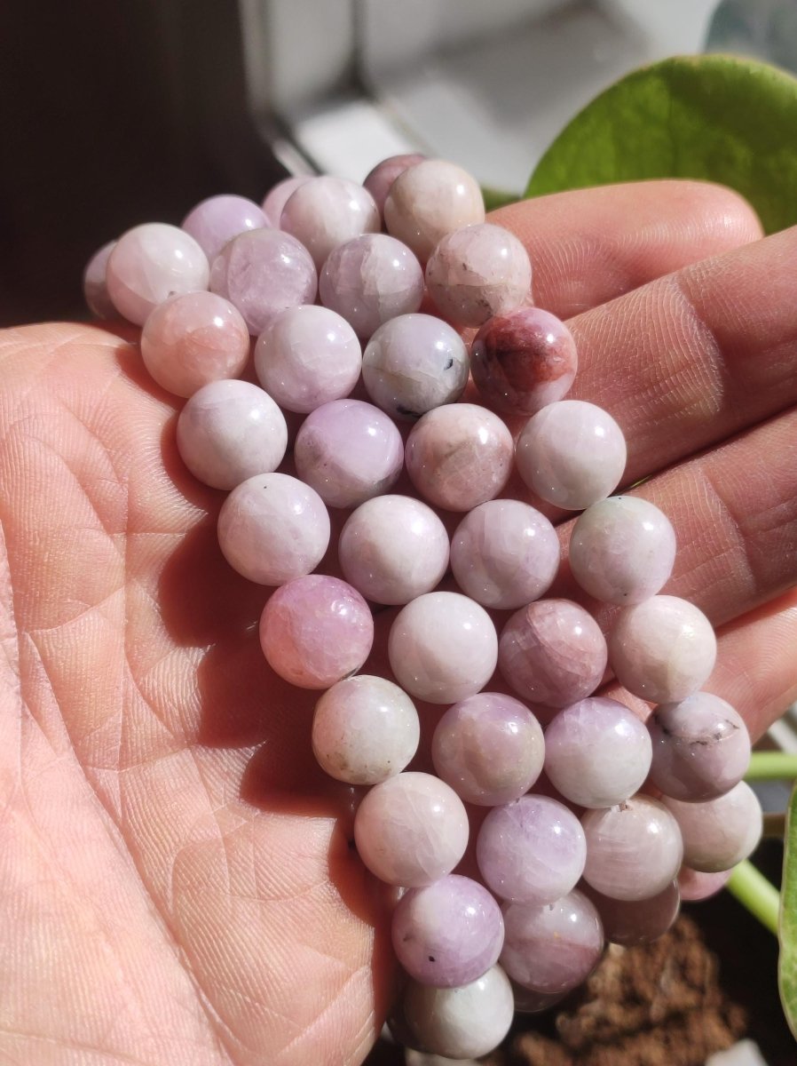 Kunzit 10mm Edelstein Perlen Stretch Armband rosa Natur Heilstein Kristall Rarität Selten Geschenk Mann Frau Schwester Bruder Mutter Er Sie - Art of Nature Berlin