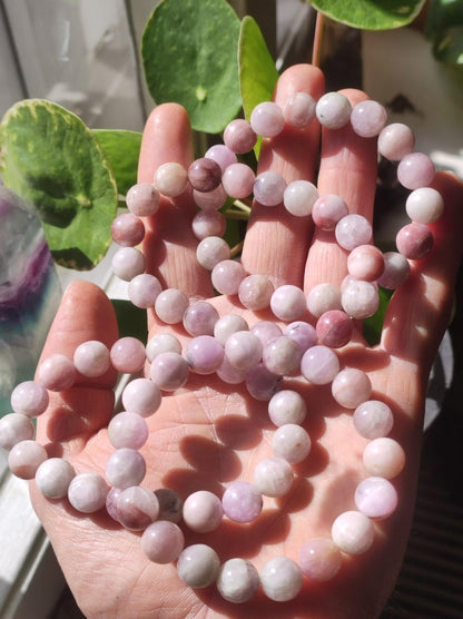 Kunzit 10mm Edelstein Perlen Stretch Armband rosa Natur Heilstein Kristall Rarität Selten Geschenk Mann Frau Schwester Bruder Mutter Er Sie - Art of Nature Berlin