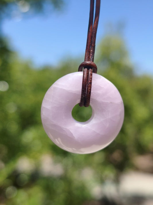 Kunzit A - Donut Edelstein Kette 30mm Heilstein rosa pink Rarität Mann Frau Freundin Glück Kristall Anhänger Natur Rarität Geschenk Er Sie - Art of Nature Berlin