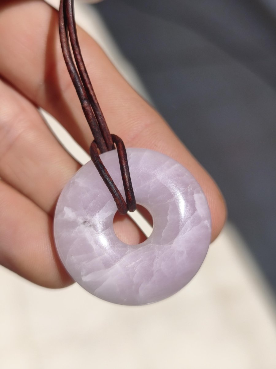 Kunzit A - Donut Edelstein Kette 30mm Heilstein rosa pink Rarität Mann Frau Freundin Glück Kristall Anhänger Natur Rarität Geschenk Er Sie - Art of Nature Berlin