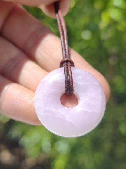 Kunzit A - Donut Edelstein Kette 30mm Heilstein rosa pink Rarität Mann Frau Freundin Glück Kristall Anhänger Natur Rarität Geschenk Er Sie - Art of Nature Berlin