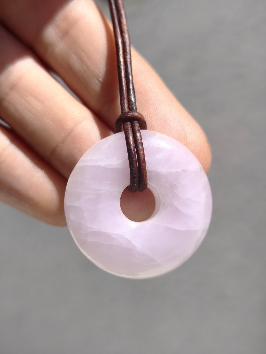 Kunzit A - Donut Edelstein Kette 30mm Heilstein rosa pink Rarität Mann Frau Freundin Glück Kristall Anhänger Natur Rarität Geschenk Er Sie - Art of Nature Berlin