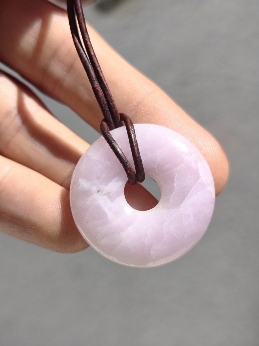 Kunzit A - Donut Edelstein Kette 30mm Heilstein rosa pink Rarität Mann Frau Freundin Glück Kristall Anhänger Natur Rarität Geschenk Er Sie - Art of Nature Berlin