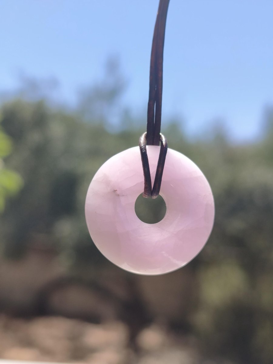 Kunzit A - Donut Edelstein Kette 30mm Heilstein rosa pink Rarität Mann Frau Freundin Glück Kristall Anhänger Natur Rarität Geschenk Er Sie - Art of Nature Berlin
