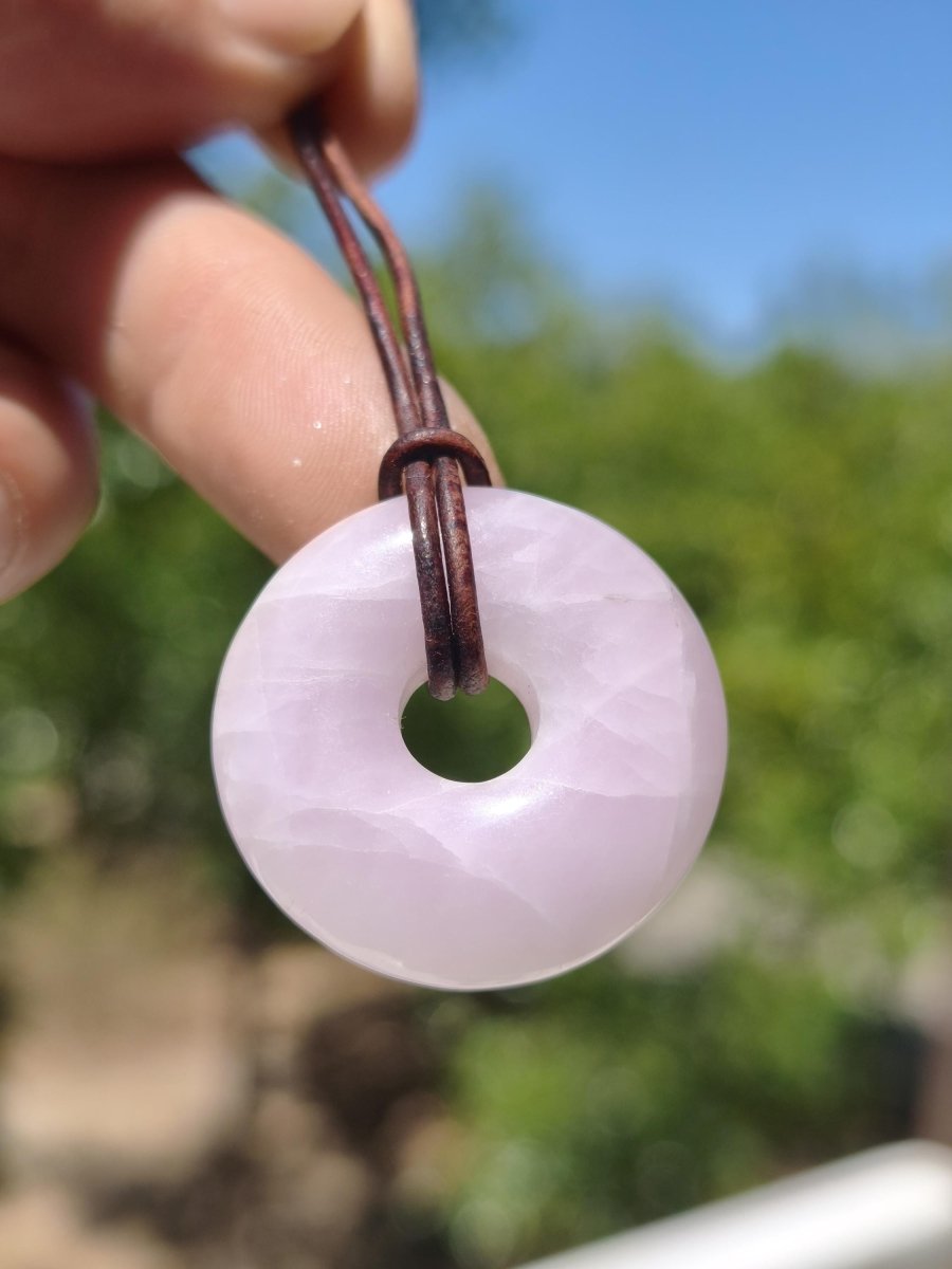 Kunzit A - Donut Edelstein Kette 30mm Heilstein rosa pink Rarität Mann Frau Freundin Glück Kristall Anhänger Natur Rarität Geschenk Er Sie - Art of Nature Berlin