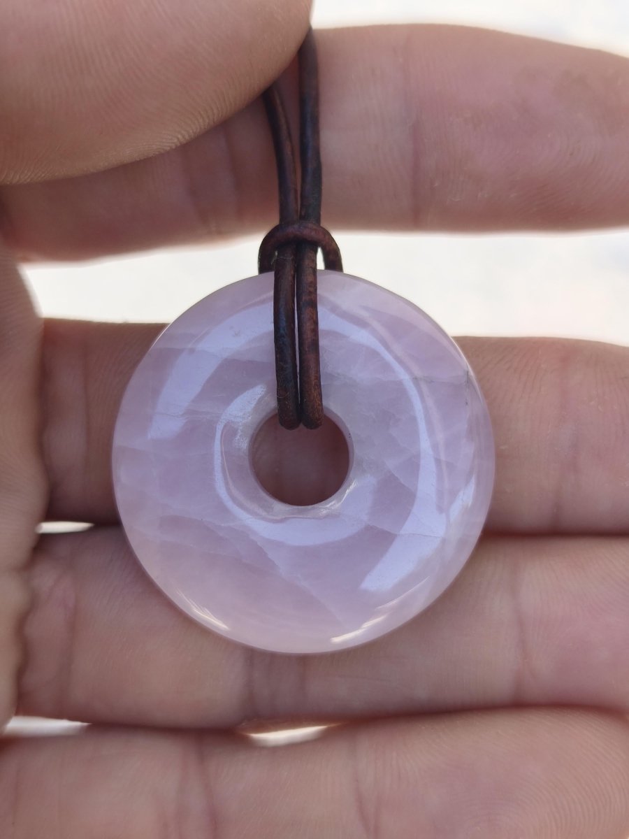 Kunzit A - Donut Edelstein Kette 30mm Heilstein rosa pink Rarität Mann Frau Freundin Glück Kristall Anhänger Natur Rarität Geschenk Er Sie - Art of Nature Berlin