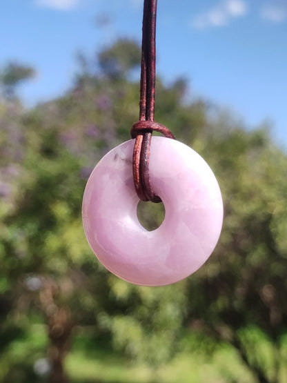 Kunzit A - Donut Edelstein Kette 30mm Heilstein rosa pink Rarität Mann Frau Freundin Glück Kristall Anhänger Natur Rarität Geschenk Er Sie - Art of Nature Berlin