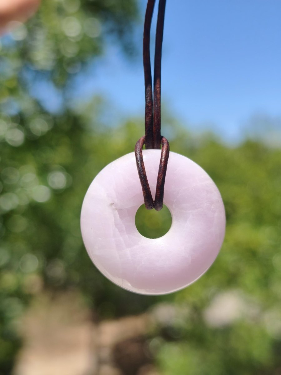 Kunzit A - Donut Edelstein Kette 30mm Heilstein rosa pink Rarität Mann Frau Freundin Glück Kristall Anhänger Natur Rarität Geschenk Er Sie - Art of Nature Berlin