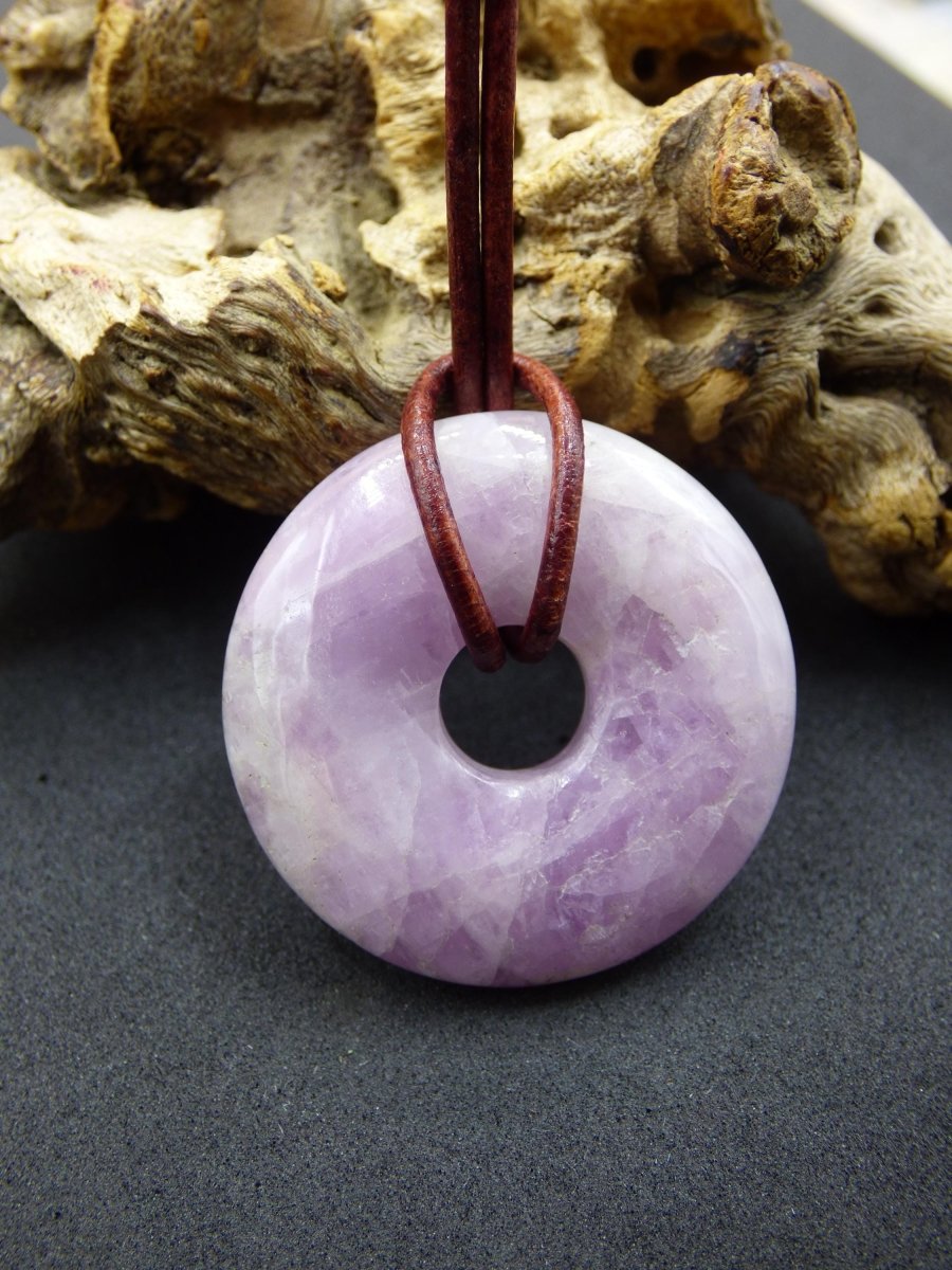Kunzit A - Donut Edelstein Kette 30mm Heilstein rosa pink Rarität Mann Frau Freundin Glück Kristall Anhänger Natur Rarität Geschenk Er Sie - Art of Nature Berlin