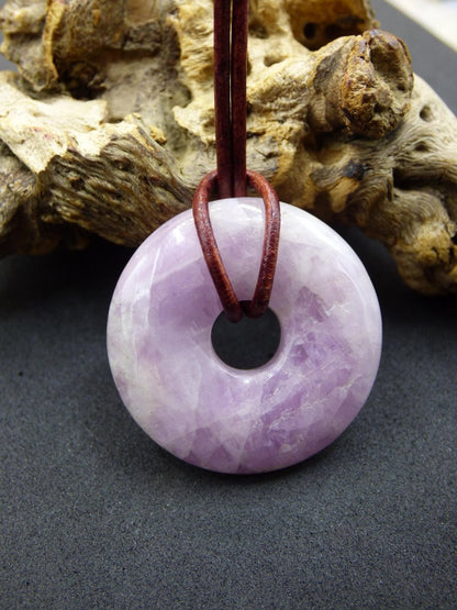 Kunzit A - Donut Edelstein Kette 30mm Heilstein rosa pink Rarität Mann Frau Freundin Glück Kristall Anhänger Natur Rarität Geschenk Er Sie - Art of Nature Berlin