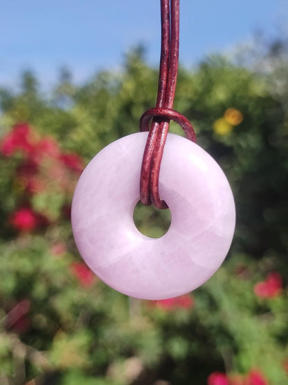 Kunzit A - Donut Edelstein Kette 30mm Heilstein rosa pink Rarität Mann Frau Freundin Glück Kristall Anhänger Natur Rarität Geschenk Er Sie - Art of Nature Berlin