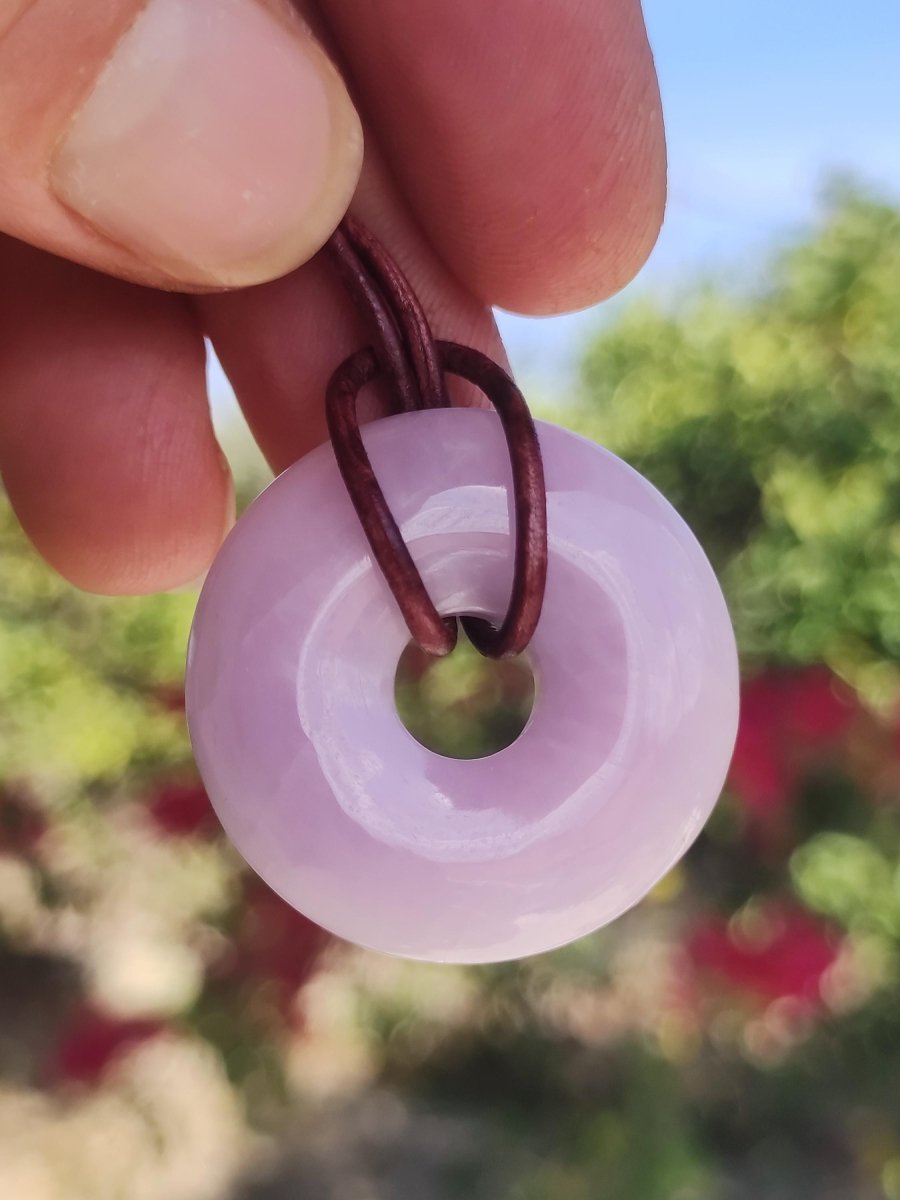 Kunzit A - Donut Edelstein Kette 30mm Heilstein rosa pink Rarität Mann Frau Freundin Glück Kristall Anhänger Natur Rarität Geschenk Er Sie - Art of Nature Berlin