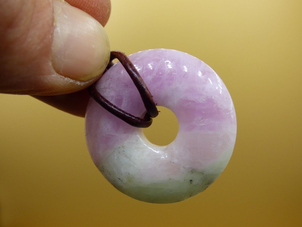 Kunzit A - Donut Edelstein Kette 30mm Heilstein rosa pink Rarität Mann Frau Freundin Glück Kristall Anhänger Natur Rarität Geschenk Er Sie - Art of Nature Berlin