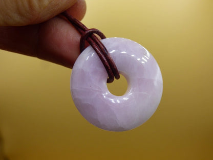 Kunzit A - Donut Edelstein Kette 30mm Heilstein rosa pink Rarität Mann Frau Freundin Glück Kristall Anhänger Natur Rarität Geschenk Er Sie - Art of Nature Berlin
