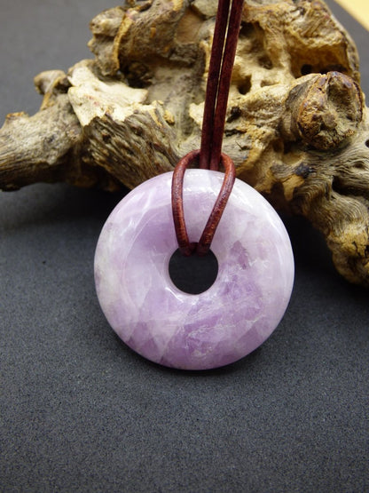 Kunzit A - Donut Edelstein Kette 30mm Heilstein rosa pink Rarität Mann Frau Freundin Glück Kristall Anhänger Natur Rarität Geschenk Er Sie - Art of Nature Berlin