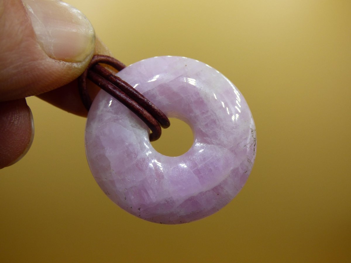 Kunzit A - Donut Edelstein Kette 30mm Heilstein rosa pink Rarität Mann Frau Freundin Glück Kristall Anhänger Natur Rarität Geschenk Er Sie - Art of Nature Berlin