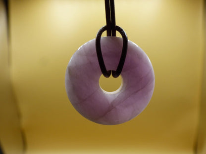 Kunzit A - Donut Edelstein Kette 30mm Heilstein rosa pink Rarität Mann Frau Freundin Glück Kristall Anhänger Natur Rarität Geschenk Er Sie - Art of Nature Berlin
