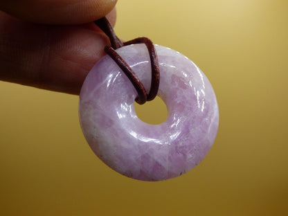 Kunzit A - Donut Edelstein Kette 30mm Heilstein rosa pink Rarität Mann Frau Freundin Glück Kristall Anhänger Natur Rarität Geschenk Er Sie - Art of Nature Berlin