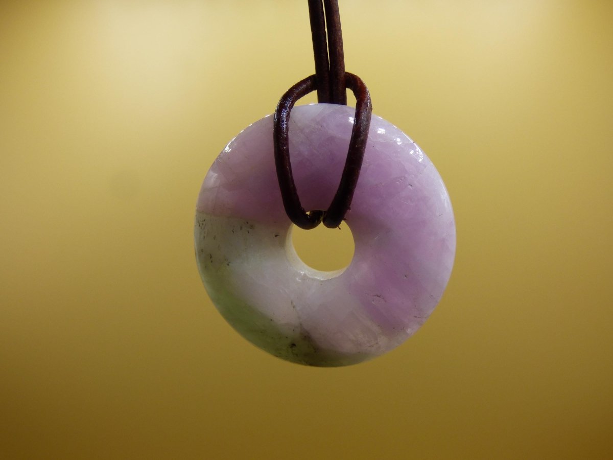 Kunzit A - Donut Edelstein Kette 30mm Heilstein rosa pink Rarität Mann Frau Freundin Glück Kristall Anhänger Natur Rarität Geschenk Er Sie - Art of Nature Berlin
