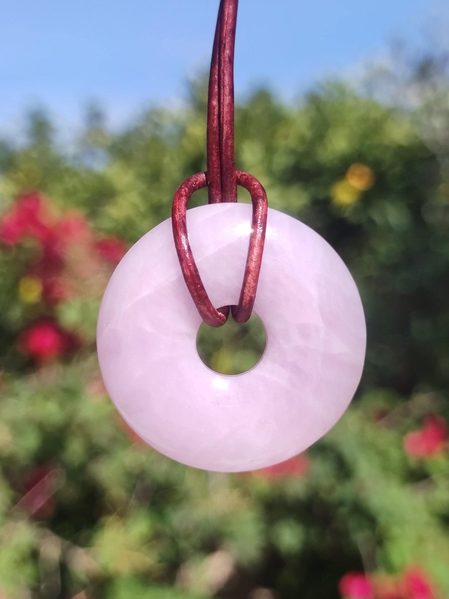 Kunzit A - Donut Edelstein Kette 30mm Heilstein rosa pink Rarität Mann Frau Freundin Glück Kristall Anhänger Natur Rarität Geschenk Er Sie - Art of Nature Berlin