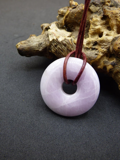 Kunzit A - Donut Edelstein Kette 30mm Heilstein rosa pink Rarität Mann Frau Freundin Glück Kristall Anhänger Natur Rarität Geschenk Er Sie - Art of Nature Berlin
