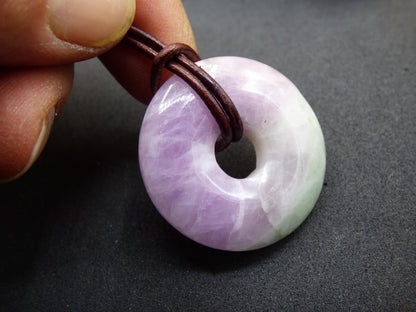 Kunzit A - Donut Edelstein Kette 30mm Heilstein rosa pink Rarität Mann Frau Freundin Glück Kristall Anhänger Natur Rarität Geschenk Er Sie - Art of Nature Berlin