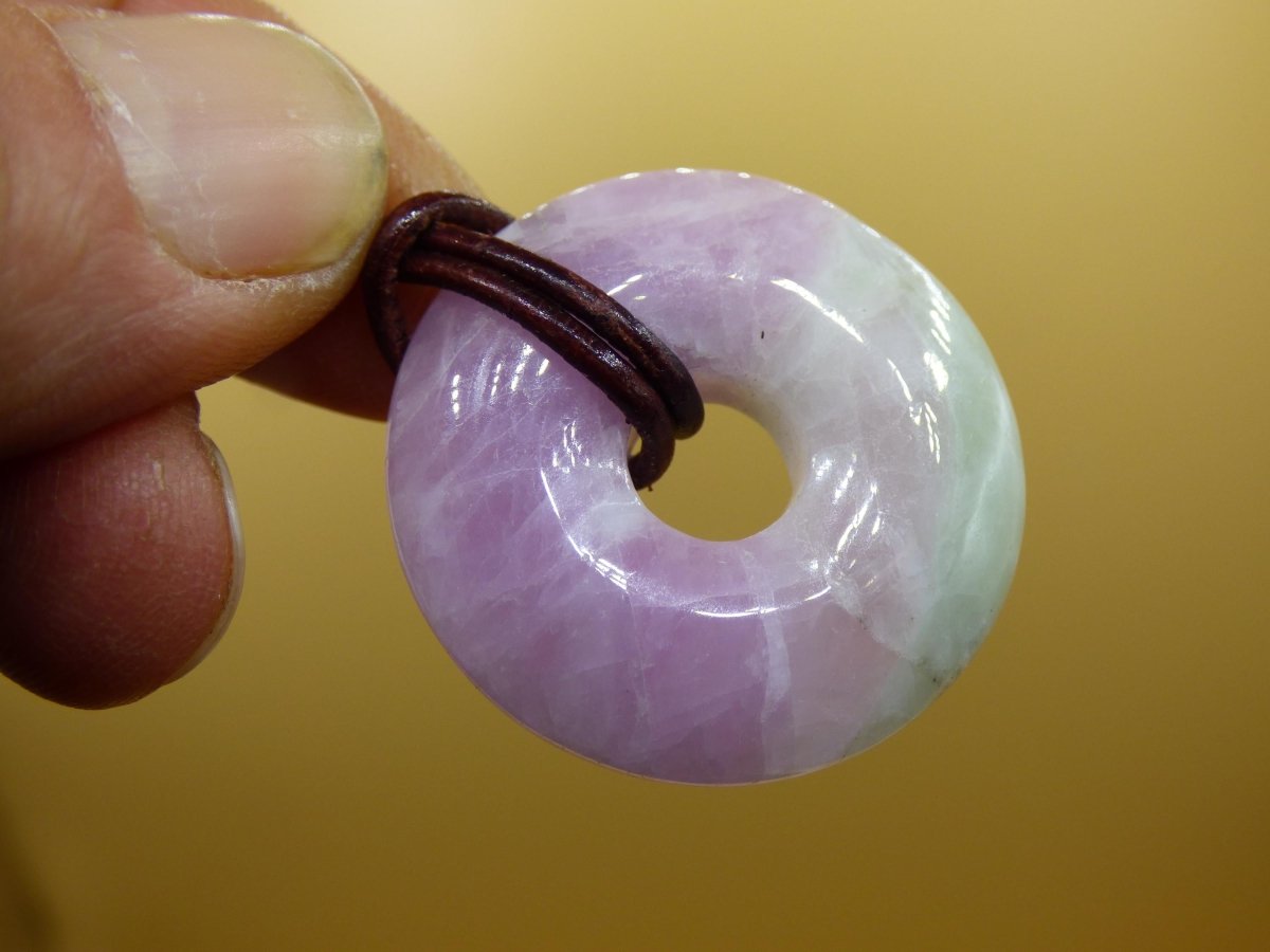 Kunzit A - Donut Edelstein Kette 30mm Heilstein rosa pink Rarität Mann Frau Freundin Glück Kristall Anhänger Natur Rarität Geschenk Er Sie - Art of Nature Berlin