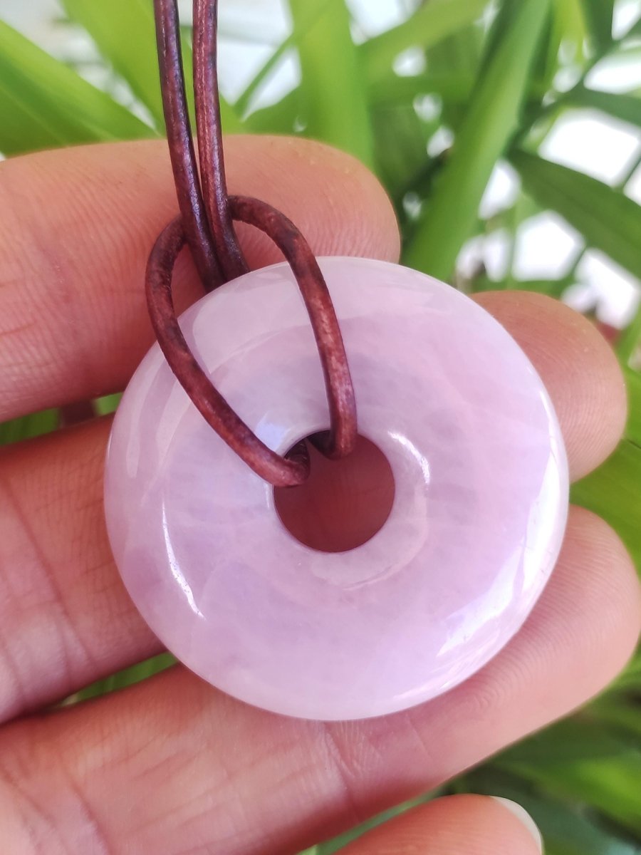 Kunzit A - Donut Edelstein Kette 30mm Heilstein rosa pink Rarität Mann Frau Freundin Glück Kristall Anhänger Natur Rarität Geschenk Er Sie - Art of Nature Berlin
