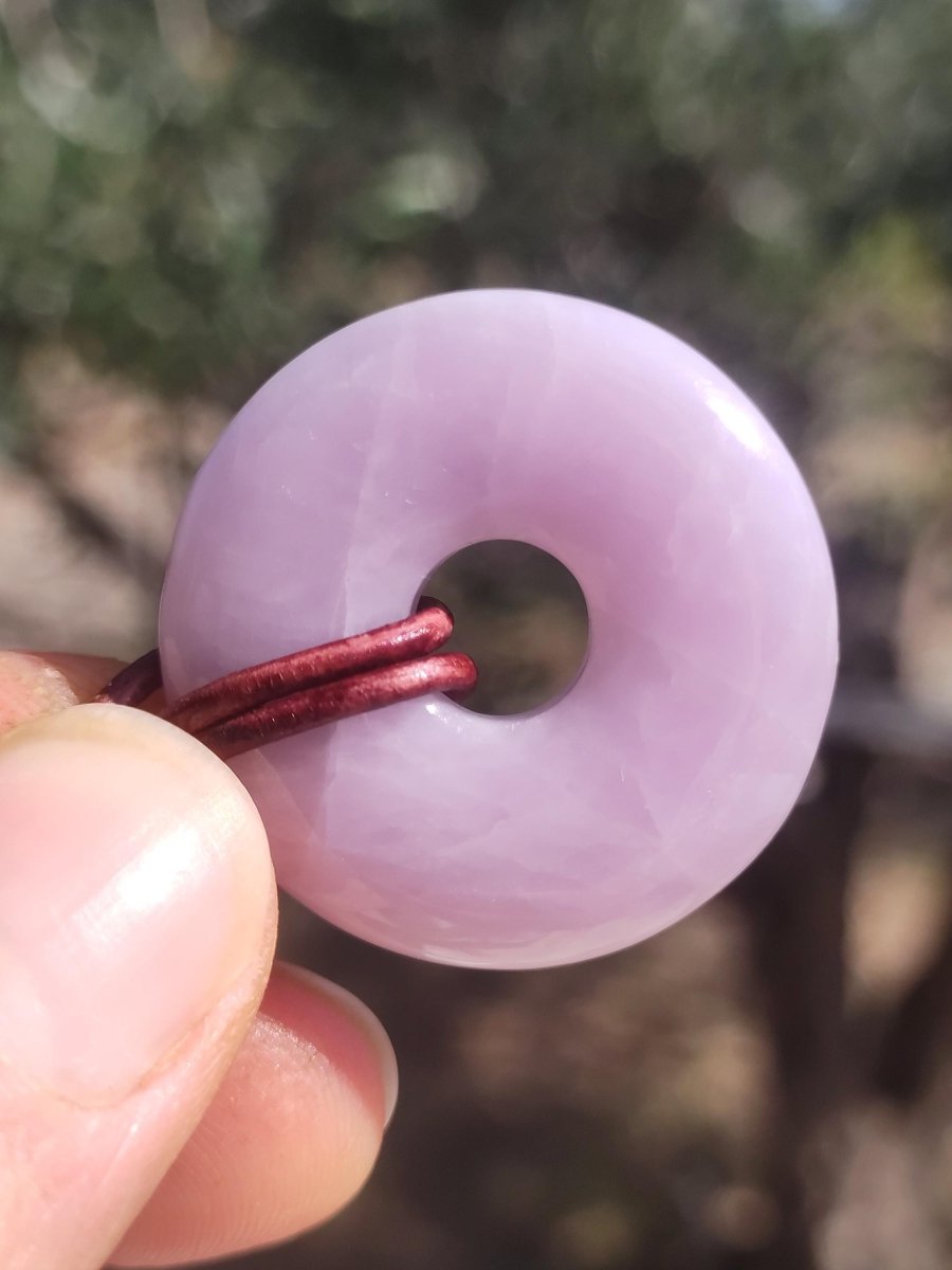 Kunzit A - Donut Edelstein Kette 30mm Heilstein rosa pink Rarität Mann Frau Freundin Glück Kristall Anhänger Natur Rarität Geschenk Er Sie - Art of Nature Berlin