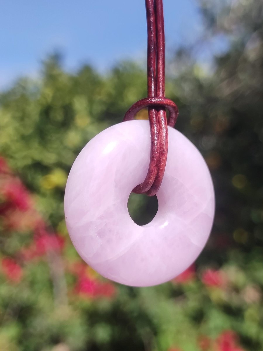 Kunzit A - Donut Edelstein Kette 30mm Heilstein rosa pink Rarität Mann Frau Freundin Glück Kristall Anhänger Natur Rarität Geschenk Er Sie - Art of Nature Berlin